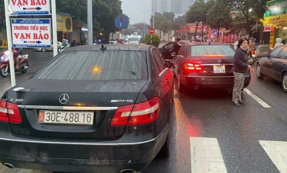 Cục CSGT vào cuộc vụ 2 ô tô Mercedes E300 trùng biển số lưu thông trên đường Hà Nội