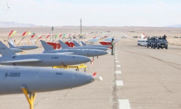 Mỹ ‘sốc’ khi biên đội tàu sân bay bị UAV Iran ghi hình cận cảnh