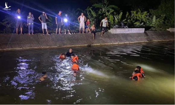 Thấy dép và xe đạp trên bờ, người dân tìm kiếm dưới nước phát hiện 3 thi thể học sinh