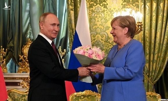 Cuộc gặp ‘chia tay’ giữa ông Putin và bà Merkel có hoa hồng, nhưng không nhượng bộ