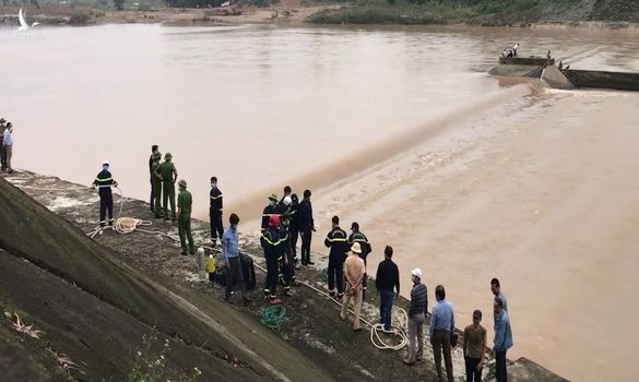 Phó giám đốc Sở cùng 6 người mắc kẹt giữa sông Thạch Hãn, một giám đốc bị nước cuốn mất tích