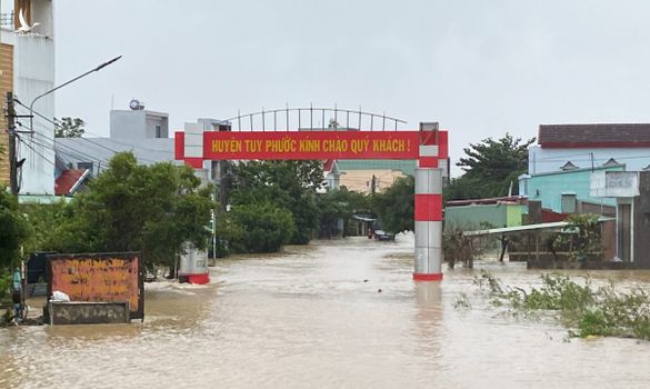 Mưa lớn nhiều ngày khiến lũ dâng cao làm giao thông nhiều nơi tê liệt