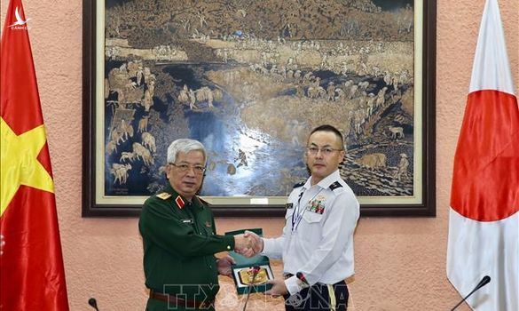 Thượng tướng Nguyễn Chí Vịnh được Nhật trao tặng Huân chương Mặt trời mọc 