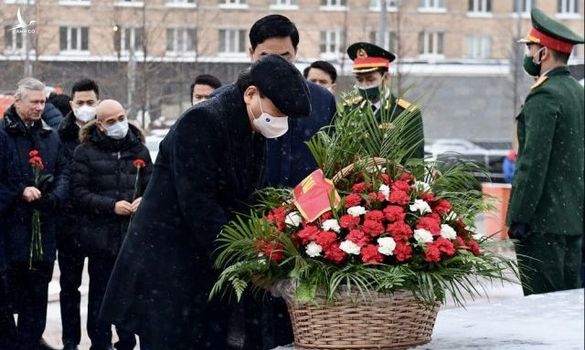 Chủ tịch nước dâng hoa tưởng nhớ Chủ tịch Hồ Chí Minh tại Moscow