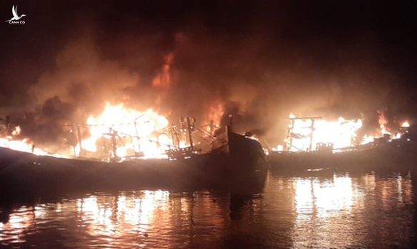 Sáng cả vùng trời cảng Ba Hòn vì cháy hàng loạt tàu cá