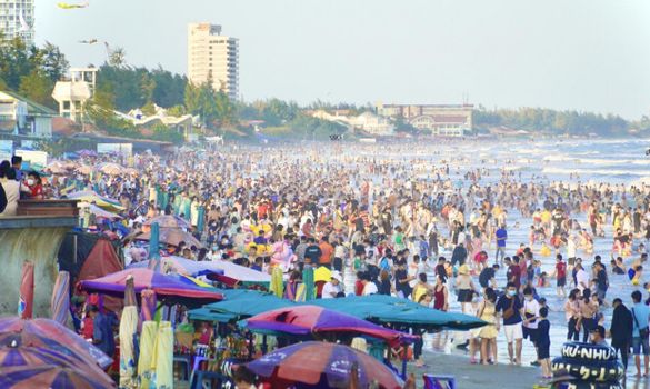 Du khách ùn ùn đổ về các điểm du lịch biển, đen kín người ở Vũng Tàu và Nha Trang