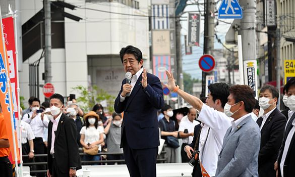 Cựu thủ tướng Nhật Shinzo Abe bị bắn vào ngực khi đang phát biểu