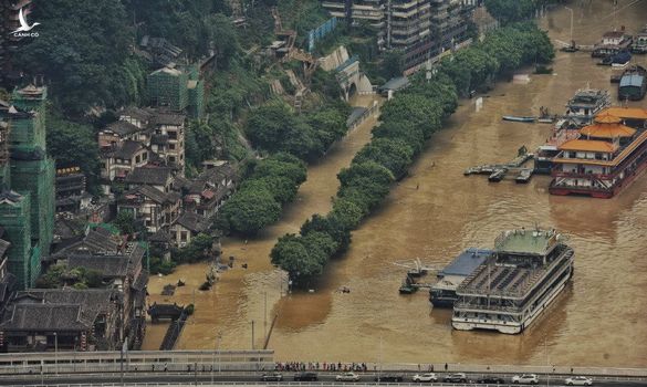 Bão lũ kinh hoàng đang “nhấn chìm” Trung Quốc