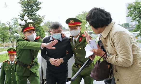 Làm gì có chuyện nhận tiền nhưng vô can