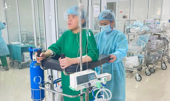 Cô gái 21 tuổi được ‘tái sinh’ nhờ gần 100 bác sĩ trong đêm 30 Tết