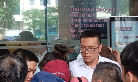 NHNN đề nghị Bộ Công an xác minh, xử lý đối tượng thuê người xếp hàng mua vàng