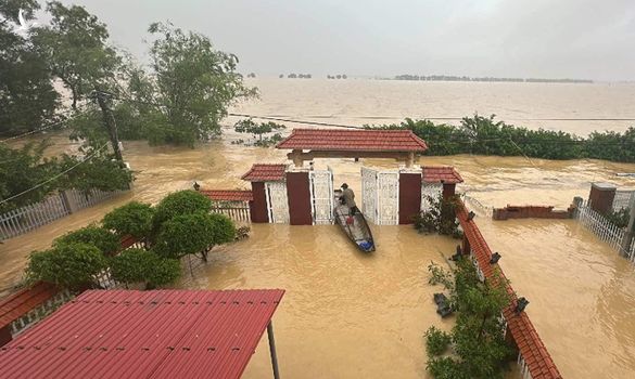 Gần 15.000 nhà dân ngập trong biển nước