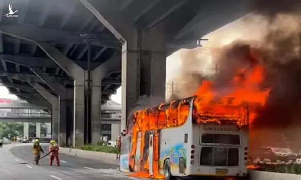 Thái Lan: Cháy xe buýt đưa đón học sinh 10 em chết, còn 25 em chưa tìm thấy