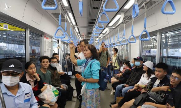 So với ngày đầu đạt 150.000 lượt khách, lượng người dân đi tàu metro số 1 trong ngày thứ hai vận hành giảm hẳn