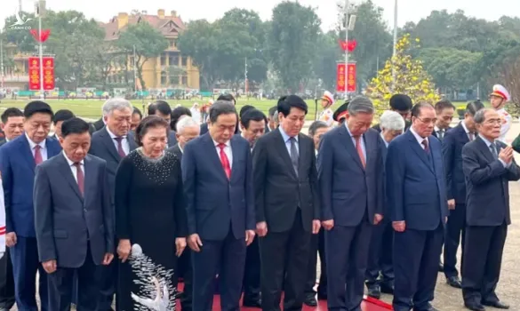 Đoàn đại biểu lãnh đạo, nguyên lãnh đạo Đảng, Nhà nước đã đặt vòng hoa, vào Lăng viếng Chủ tịch Hồ Chí Minh