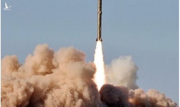Iran phóng tên lửa siêu nặng, tuyên bố ‘mở toang không phận’ Israel