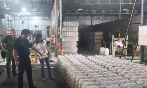 Dầu chăn nuôi đem bán cho người: Đường dây làm giả dầu ăn Ofood trục lợi hàng nghìn tỷ đồng bị triệt phá