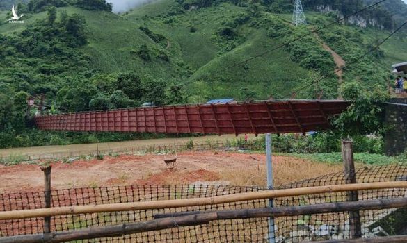 Ôtô chở cán bộ xã đi chống bão rơi xuống sông