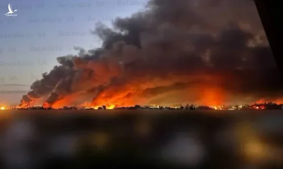 Nga tấn Ukraine, sân bay Kiev bốc cháy