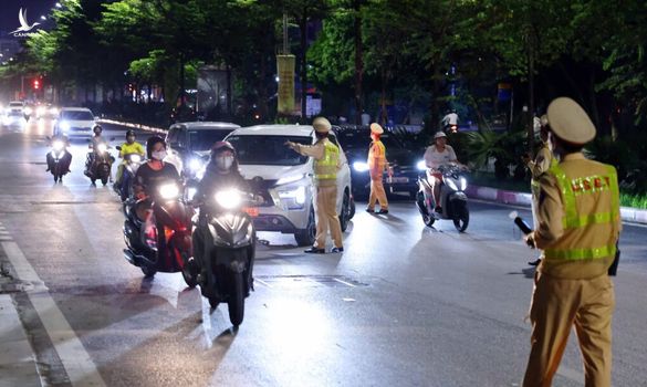 CSGT hóa trang ‘chỉ điểm’ hàng chục ‘ma men’ tự lái xe sau khi rời quán nhậu