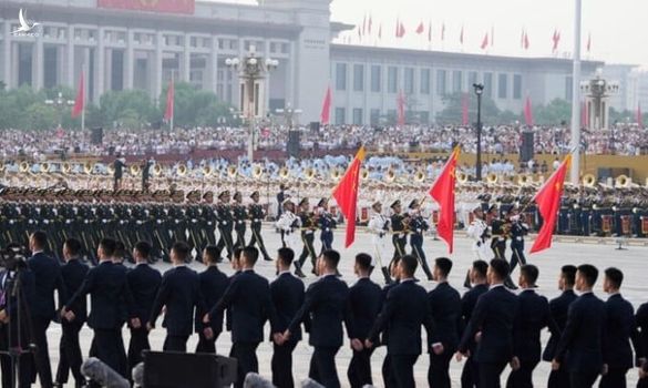 Trung Quốc duyệt binh quy mô lớn, lần đầu tiên lộ diện nhiều vũ khí mới