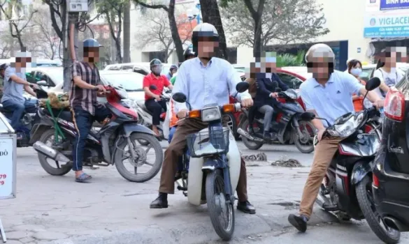 Những trường hợp nào đi xe máy trên vỉa hè không bị phạt tiền?