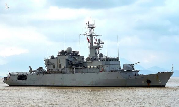 Việt Nam – Pháp: Tàu tuần dương Prairial tăng cường giao lưu quốc phòng