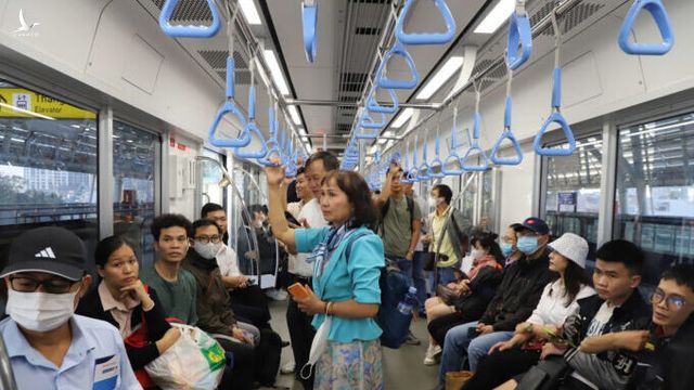 So với ngày đầu đạt 150.000 lượt khách, lượng người dân đi tàu metro số 1 trong ngày thứ hai vận hành giảm hẳn