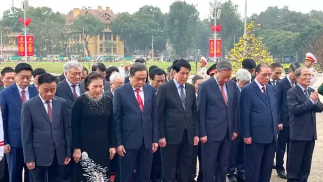 Đoàn đại biểu lãnh đạo, nguyên lãnh đạo Đảng, Nhà nước đã đặt vòng hoa, vào Lăng viếng Chủ tịch Hồ Chí Minh