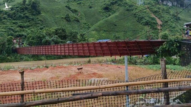 Ôtô chở cán bộ xã đi chống bão rơi xuống sông
